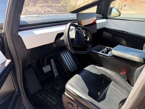 Used 2024 Tesla Cybertruck AWD Crew Cab image 4