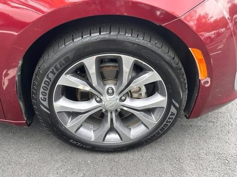 Used 2019 Chrysler Pacifica Limited w/ Tire & Wheel Group FWD image 15