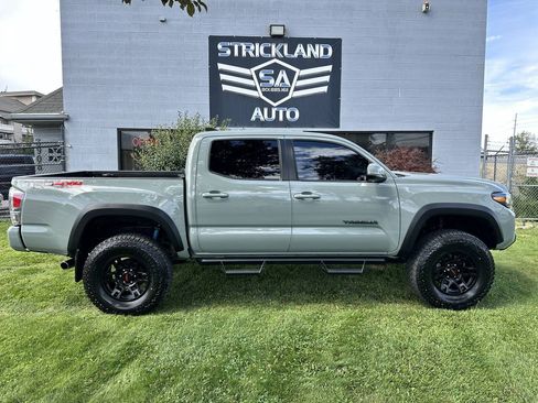 Used 2022 Toyota Tacoma TRD Off-Road w/ Technology Package AWD/4WD image 5