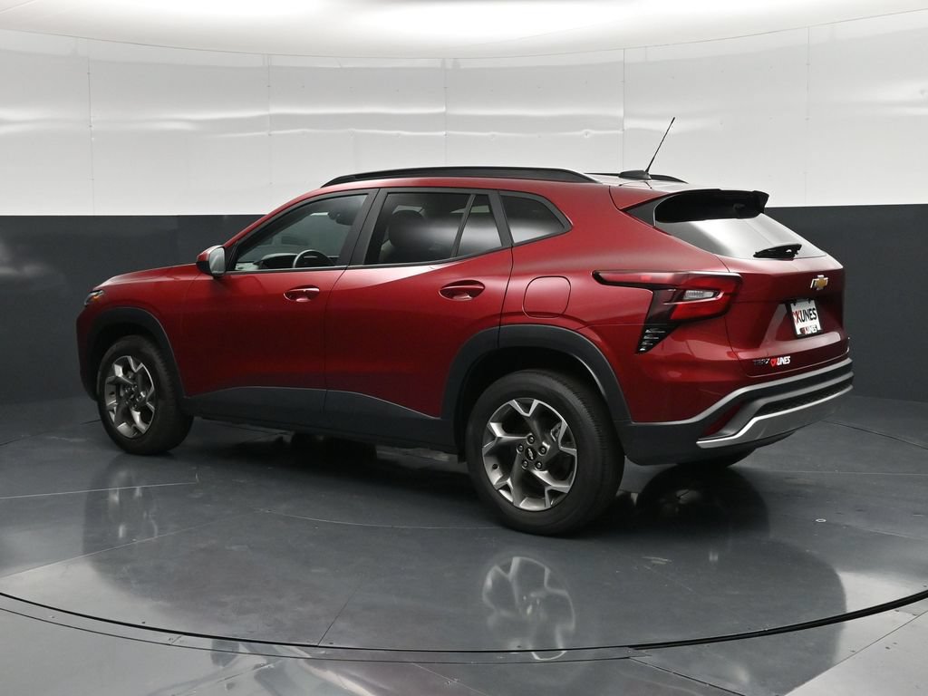 Used 2025 Chevrolet Trax LT w/ LT Convenience Package FWD image 9