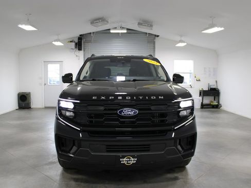 Used 2025 Ford Expedition Active RWD image 3