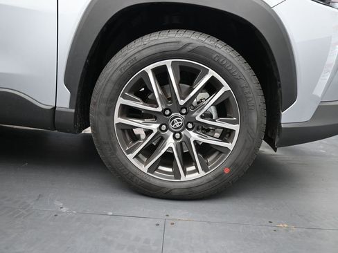 Used 2026 Toyota Corolla Cross XLE image 11