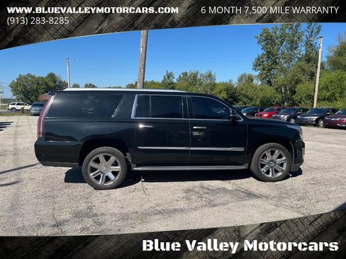 Used 2018 Cadillac Escalade ESV Premium Luxury image 3