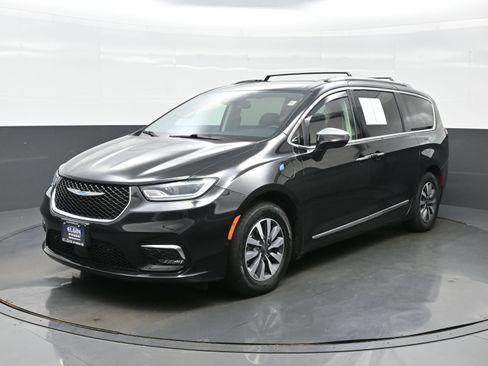 Used 2021 Chrysler Pacifica Limited w/ Uconnect Theater Family Group FWD image 2
