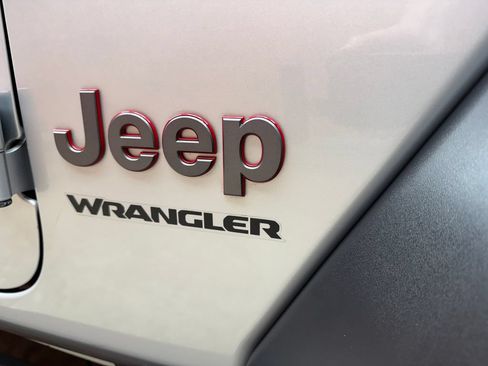 Used 2022 Jeep Wrangler Rubicon w/ Cold Weather Group AWD/4WD image 6