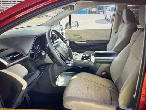 Used 2024 Toyota Sienna LE image 7