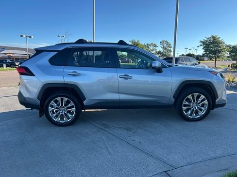 Used 2021 Toyota RAV4 XLE Premium AWD/4WD image 8