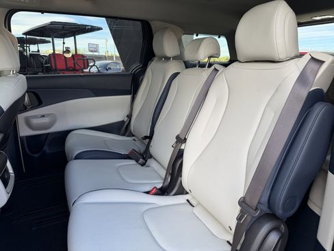 Used 2025 Kia Carnival EX image 35