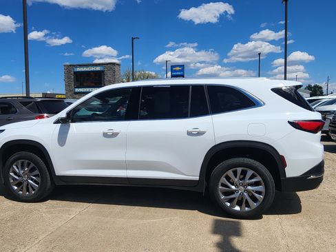 Used 2025 Buick Enclave Preferred AWD/4WD image 8