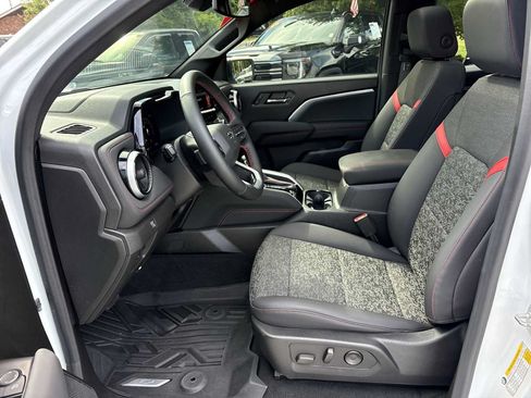 Used 2024 Chevrolet Colorado Z71 w/ Z71 Convenience Package 2 AWD/4WD image 19