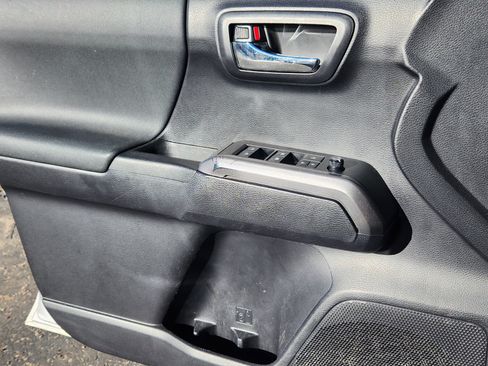 Used 2020 Toyota Tacoma TRD Off-Road image 12