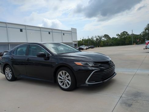 Used 2021 Toyota Camry LE FWD image 3