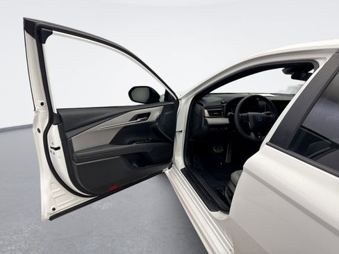 Used 2025 Toyota Camry SE image 9