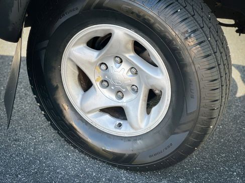 Used 2004 Toyota Tacoma 4x4 Xtracab w/ SR5 Pkg image 9