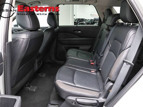 Used 2023 Nissan Pathfinder SL AWD/4WD image 21