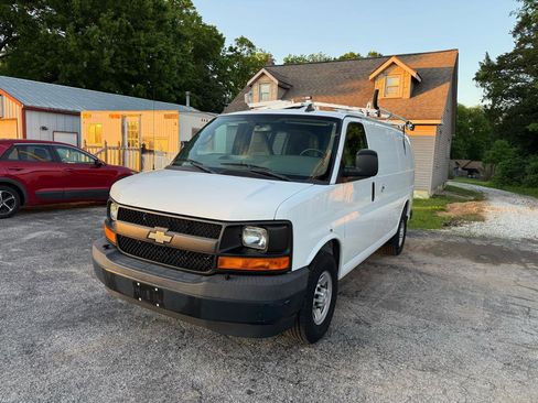 Used 2017 Chevrolet Express 2500 RWD image 2