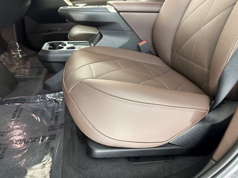 Used 2024 BMW iX xDrive50 w/ Premium Package AWD/4WD image 31