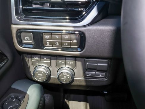 New 2026 GMC Yukon AT4 w/ AT4 Premium Plus Package AWD/4WD image 31