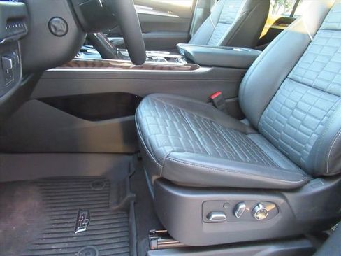 Certified 2025 Cadillac Escalade Sport Platinum image 17