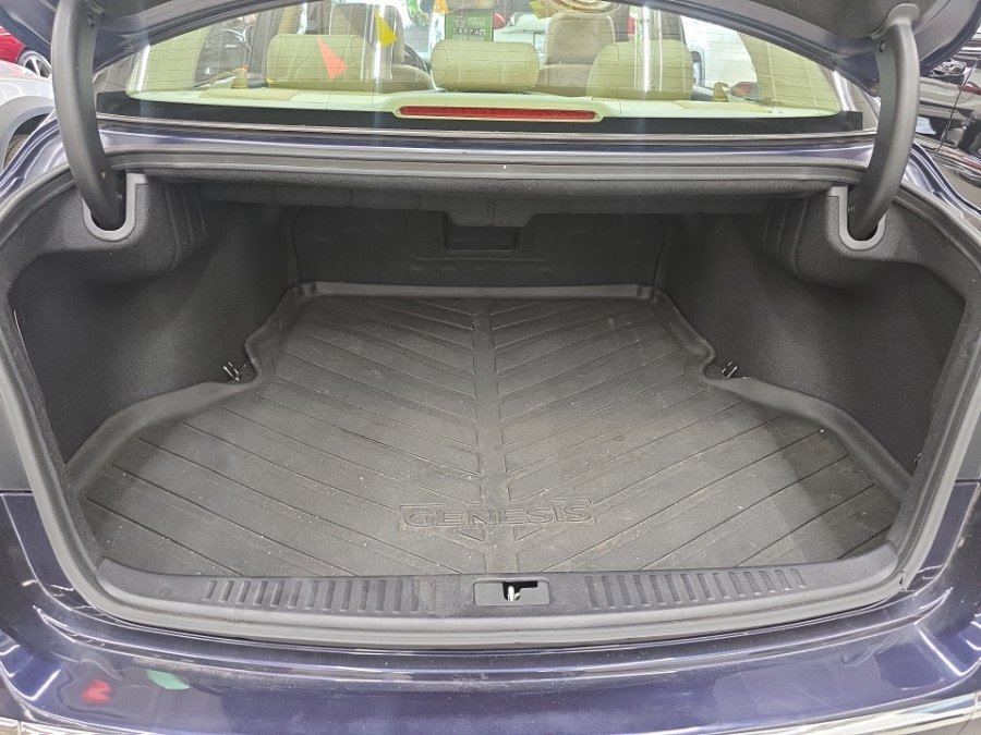 Used 2013 Hyundai Genesis 3.8 w/ Premium Pkg RWD image 36
