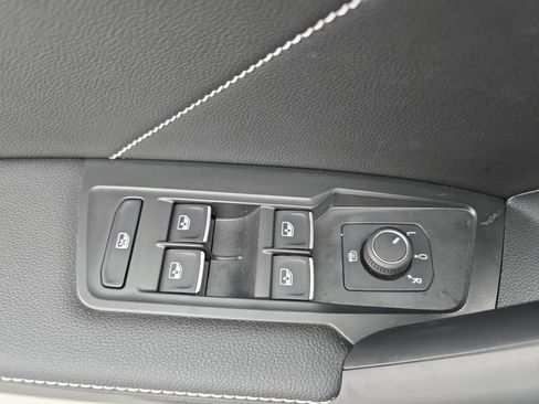 Certified 2023 Volkswagen Tiguan SE R-Line image 28