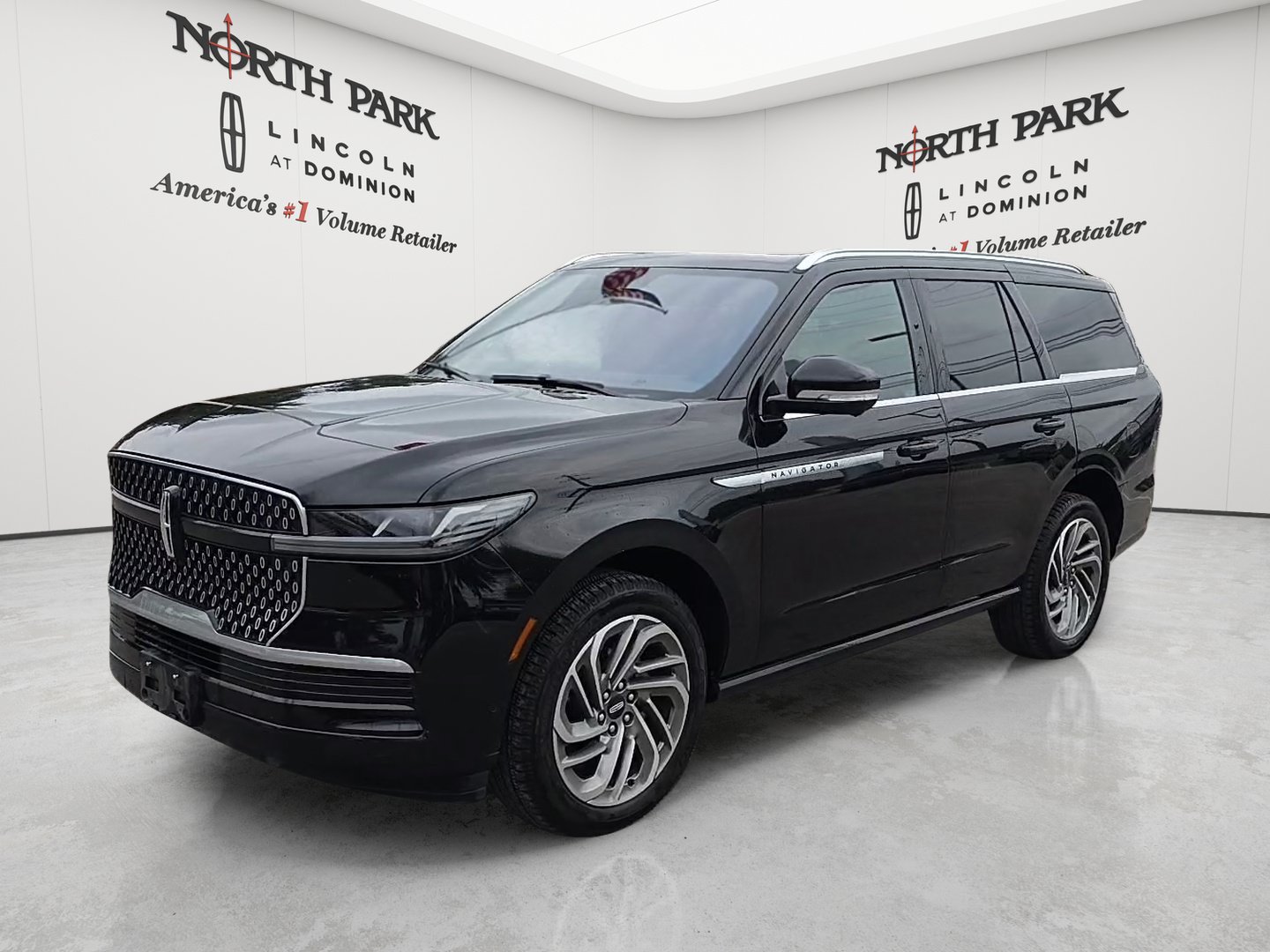 Used 2025 Lincoln Navigator Reserve AWD/4WD image 1