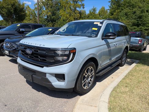 Used 2025 Ford Expedition Active AWD/4WD image 3