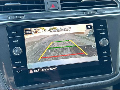 Used 2021 Volkswagen Tiguan SE w/ Panoramic Sunroof Package image 11