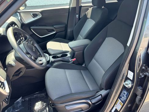Used 2025 Kia Soul LX w/ LX Technology Package FWD image 35