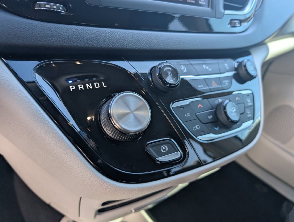 Used 2018 Chrysler Pacifica Touring FWD image 14
