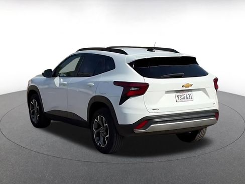 Used 2025 Chevrolet Trax LT w/ LT Convenience Package image 10