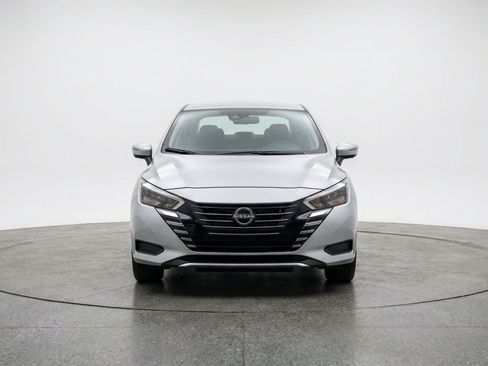 Used 2025 Nissan Versa SV FWD image 2