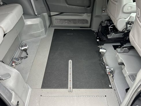 Used 2017 Toyota Sienna XLE FWD image 6