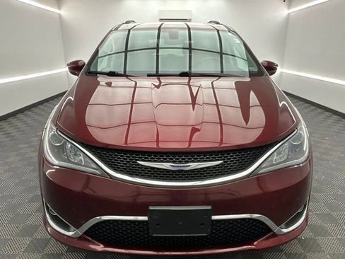 Used 2020 Chrysler Pacifica Touring-L Plus image 2