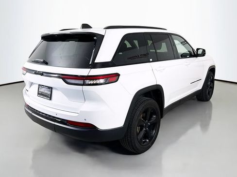 Used 2023 Jeep Grand Cherokee Altitude AWD/4WD image 7