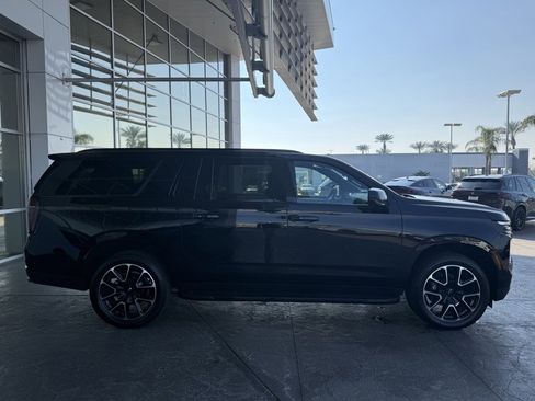 Used 2025 Chevrolet Suburban RST image 3