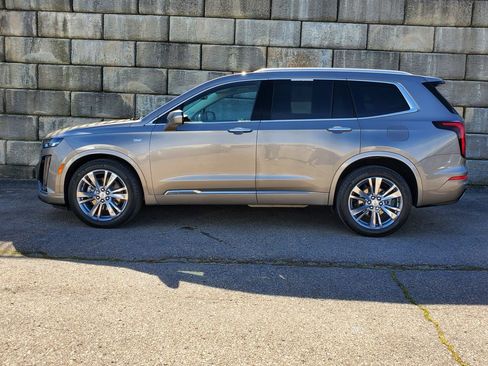 Used 2023 Cadillac XT6 Premium Luxury image 2