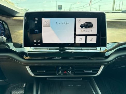 Used 2025 Volkswagen Atlas SE AWD/4WD image 14