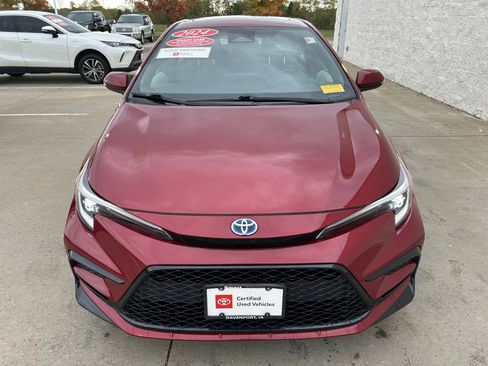 Certified 2024 Toyota Corolla SE w/ SE Package image 2