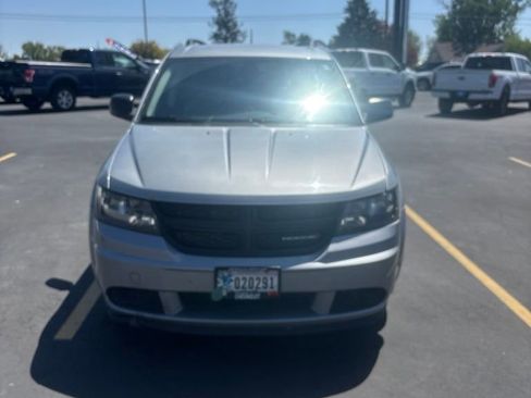 Used 2020 Dodge Journey SE w/ SE Popular Equipment Group FWD image 4
