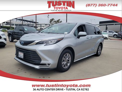Used 2023 Toyota Sienna XLE FWD image 1