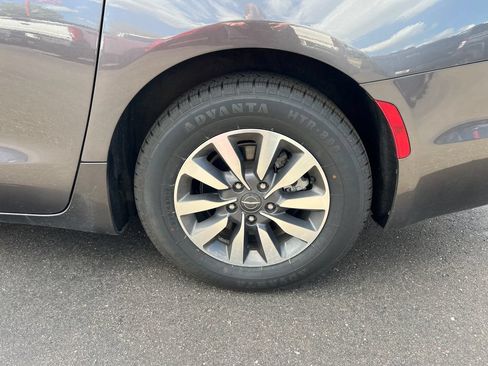 Used 2021 Chrysler Pacifica Touring-L FWD image 14