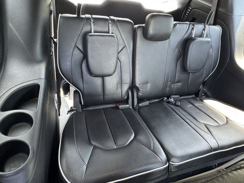 Used 2025 Chrysler Pacifica Limited FWD image 19