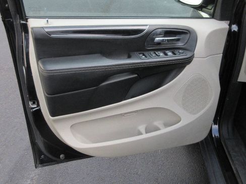 Used 2017 Dodge Grand Caravan SXT FWD image 12