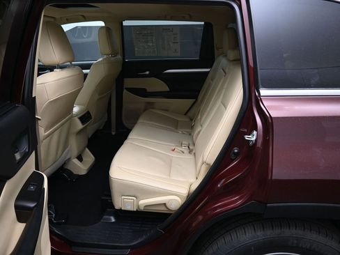 Used 2019 Toyota Highlander XLE image 30