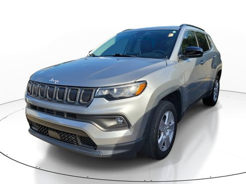 Used 2022 Jeep Compass Latitude image 3