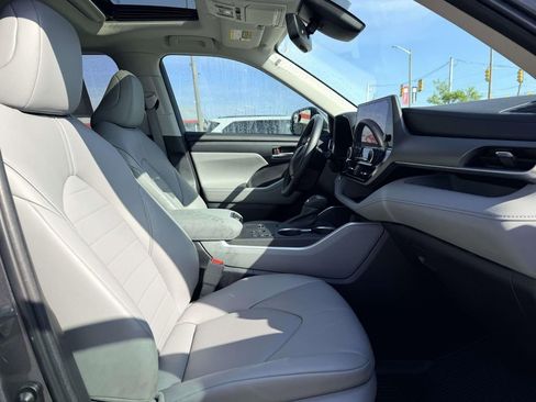 Used 2023 Toyota Highlander XLE AWD/4WD image 13