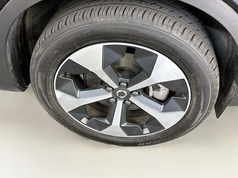 Used 2025 Volvo XC40 B5 Plus image 11