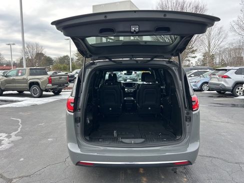 Used 2025 Chrysler Pacifica Select image 7