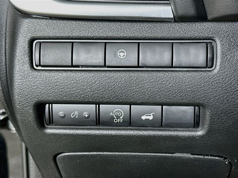 Used 2025 Nissan Rogue SV AWD/4WD image 17